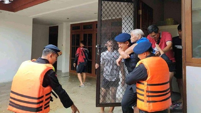 Petugas Brimob Polda Jateng mengevakuasi warga di kawasan Pantai Marina Semarang, Kamis (29/12/2022).
