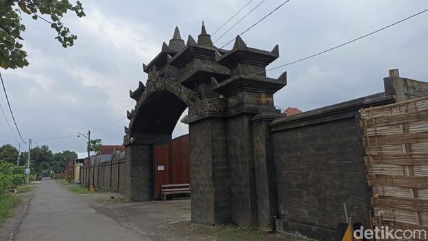Pintu masuk Padepokan Gus Samsudin yang kini disebut telah menjadi Ponpes