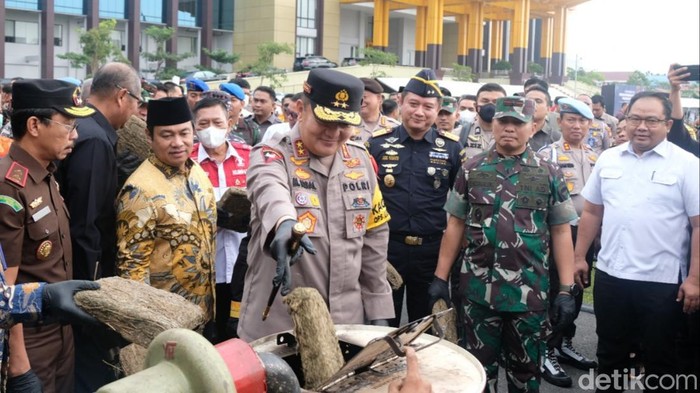 Polda Riau memusnahkan miras dan narkoba hasil operasi tahun 2022.