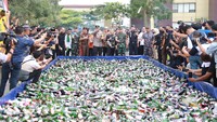 Kapolda Riau Irjen Mohammad Iqbal bersama jajaran melakukan pemusnahan barang bukti minuman keras ilegal sebanyak 30 ribu botol, Kamis (29/12/2022).  
