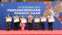 Tak hanya Kasmarni, 32 tokoh mulai dari Gubernur Riau Syamsuar hingga Ketua MUI Ilyas Husti juga diberikan penghargaan. Iqbal menuturkan penghargaan ini adalah ucapan terima kasihnya pada seluruh pihak  yang berkontribusi dalam memelihara keamanan dan ketertiban masyarakat Riau. 