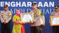 Dalam kesempatan yang sama, Kapolda Riau Irjen Mohammad Iqbal memuji dan memberikan penghargaan kepada Bupati Bengkalis Kasmarni yang dinilai mampu menyelesaikan persoalan di wilayahnya, yakni kemiskinan dan konflik sosial. 