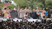 Selain itu dilakukan juga pemusnahan ribuan knalpot brong yang disita dari para pengendara sepeda motor. Penggunaan knalpot brong dinilai mengganggu ketertiban dan kenyamanan pengguna jalam lainnya serta warga.  