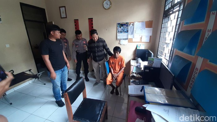Polisi menginterogasi Roni (40) pelaku pencurian uang anak yatim di Tasikmalaya