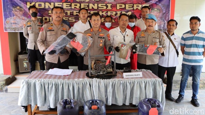 Polres Muara Enim memaparkan penanganan kasus gudang BBM ilegal yang meledak.