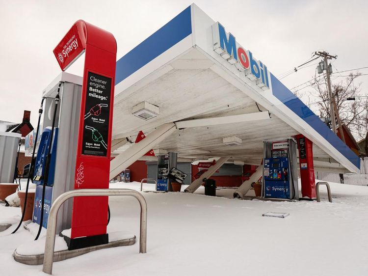 Pom Bensin di New York Ambruk Diterjang Badai Salju