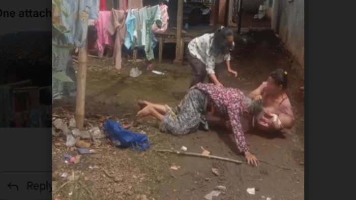 Potongan video aksi cucu jambak dan banting nenek di Desa Cikidangbayabang Kecamatan Mande Cianjur