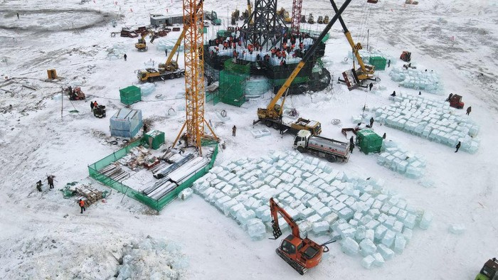 Potret Pembangunan Proyek Festival Es Harbin China, Keren! HARBIN, CHINA - NOVEMBER 29: Aerial view of the construction site of the 24th Harbin Ice and Snow World on November 29, 2022 in Harbin, Heilongjiang Province of China. (Photo by VCG/VCG via Getty Images)