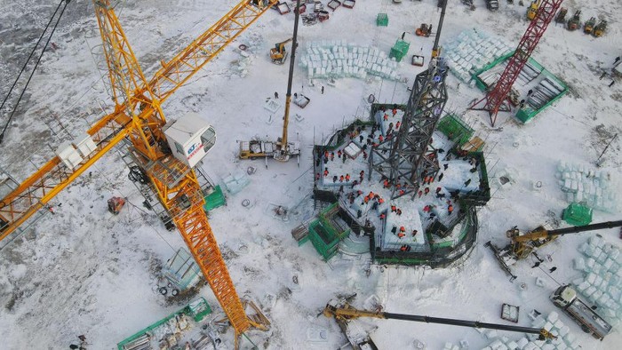 Potret Pembangunan Proyek Festival Es Harbin China, Keren! HARBIN, CHINA - NOVEMBER 29: Aerial view of the construction site of the 24th Harbin Ice and Snow World on November 29, 2022 in Harbin, Heilongjiang Province of China. (Photo by VCG/VCG via Getty Images)