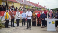 “Dengan mengucap Bismillahirahmanirahim, pada hari ini Huntap Pascabencana Seroja saya nyatakan diresmikan. Kita harapkan nanti akan menjadi sebuah kompleks perumahan yang asri, dan yang saya lihat jauh lebih baik dari yang lama,” kata Jokowi. Foto: Dok. Kementerian PUPR