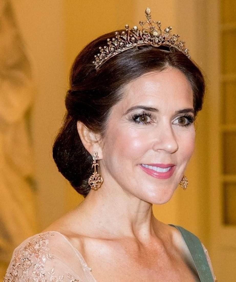 Princess mary. Кронпринцесса Мэри. Кронпринцесса Дании Мария. Тиара Мэри Дональдсон. Кронпринцесса Дании Мэри стрижка.