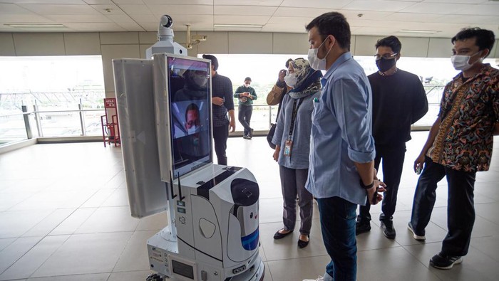 PT MRT Jakarta mengoperasikan robot pintar DINA yang berpatroli di dalam area Stasiun MRT Lebak Bulus, Jaksel. (dok MRT Jakarta)