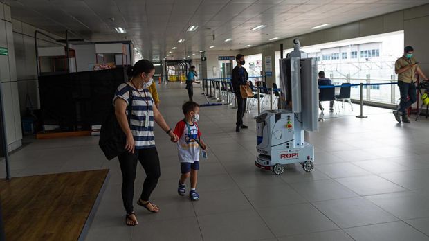 PT MRT Jakarta mengoperasikan robot pintar DINA yang berpatroli di dalam area Stasiun MRT Lebak Bulus, Jaksel. (dok MRT Jakarta)