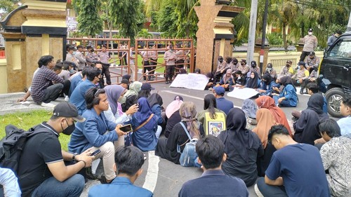 Puluhan mahasiswa bersama dosen Universitas Negeri Mataram (Unram) menggeruduk Polda NTB, Kamis (29/12/2022).