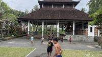 Saat kami datang, hanya ada anak-anak bermain bola di pelatarannya. Kawasan Pura Langgar berlokasi di Desa Bunutin, Bangli itu memang sangat adem karena masih berada di kaki Gunung Batur.