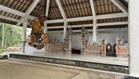 Ogoh-ogoh di dalam komplek Pura Langgar Bangli.