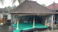 Langgar atau musala di Pura Langgar Bangli dibangun melalui proses panjang sebuah pencarian. Jadi, saudara kembar raja yang berkuasa di daerah itu saat itu melakukan pertapaan karena kembarannya sakit keras dan jika ingin sembuh harus membangun musala.