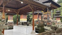 Bangunan yang penuh ukiran di setiap sudutnya ini memiliki pintu di setiap sisinya, yang mencirikan tempat sembahyang umat Islam. Pura ini dilengkapi pula dengan beberapa fasilitas seperti tempat berwudhu dan salat bagi umat Islam, dan toilet.