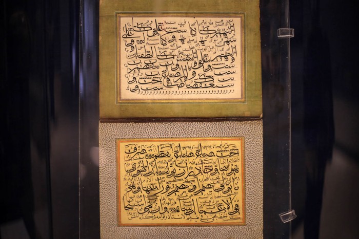 Ragam Kaligrafi Arab Dipajang di Mesir, Yuk Lihat Lagi Kemegahannya! CAIRO, EGYPT - DECEMBER 24: Items are on display in exhibits inside Gayer-Anderson Museum in Ahmed Ibn Tulun Square on December 24, 2022 in Cairo, Egypt.The Museums Sector of the Supreme Council of Antiquities is organizing three temporary archaeological exhibitions under the title