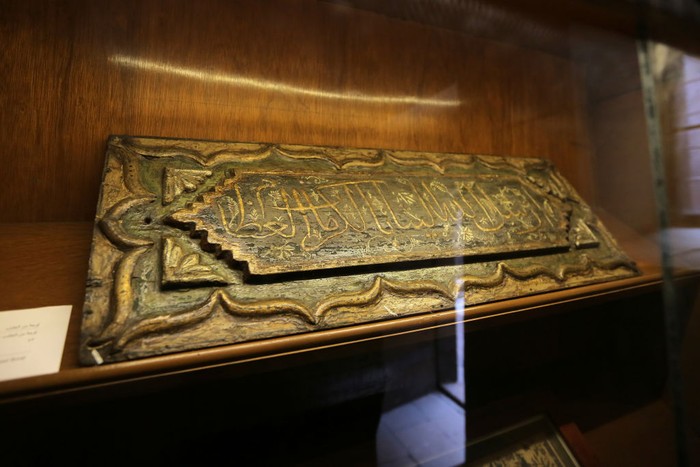 Ragam Kaligrafi Arab Dipajang di Mesir, Yuk Lihat Lagi Kemegahannya! CAIRO, EGYPT - DECEMBER 24: Items are on display in exhibits inside Gayer-Anderson Museum in Ahmed Ibn Tulun Square on December 24, 2022 in Cairo, Egypt.The Museums Sector of the Supreme Council of Antiquities is organizing three temporary archaeological exhibitions under the title
