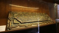 Lembaran kaligrafi Arab juga berada dalam artefak arkeologi ini. Foto: Getty Images/Fadel Dawod