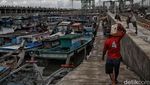 Ratusan Kapal Nelayan Cilincing Menganggur Akibat Cuaca Buruk