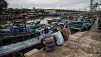 Menurut keterangan nelayan, mereka tidak melaut untuk saat ini karena cuaca buruk.  