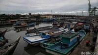 Ratusan kapal nelayan bersandar di Tempat Pelelangan Ikan Kalibaru, Cilincing, Jakarta Utara, Kamis (29/12/2022).