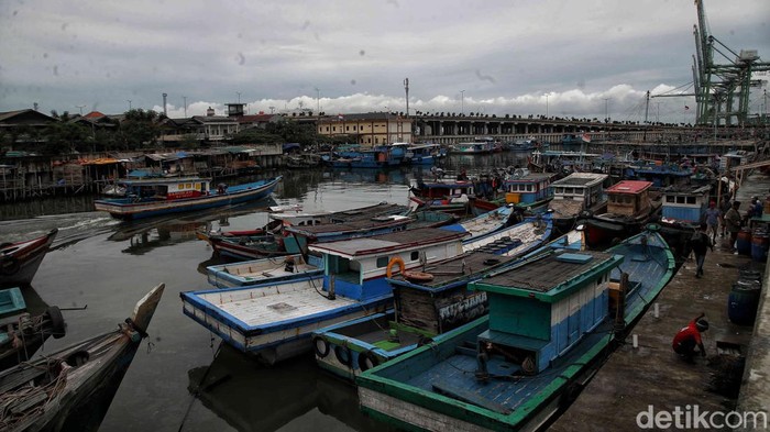 Ratusan kapal bersandar di Tempat Pelelangan Ikan Kalibaru, Cilincing, Jakarta Utara, Kamis (29/12/2022).