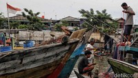 Para nelayan mengatakan jika melaut saat cuaca buruk maka akan sangat berbahaya bagi mereka.