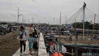 Liburnya nelayan melaut akibat cuaca buruk juga berdampak pada harga ikan di pasaran. Pasokan yang terbatas membuat harga ikan mengalami kenaikan.  