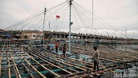 Sejumlah nelayan mengisi libur melaut dengan merapikan dan memperbaiki bagian kapal yang rusak.  