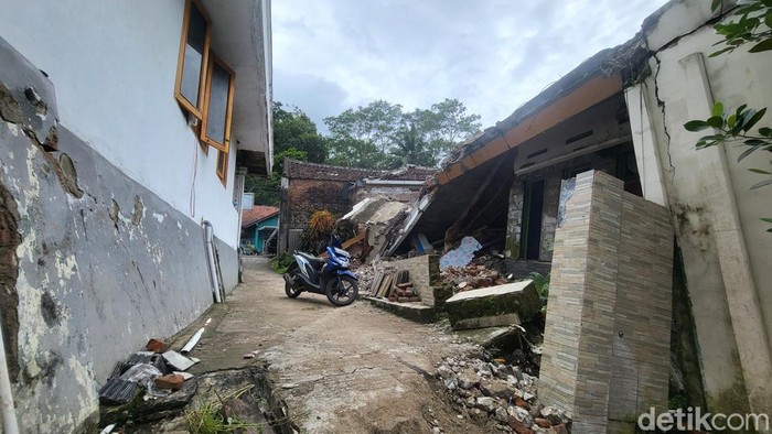 Retakan rumah di Sukabumi.