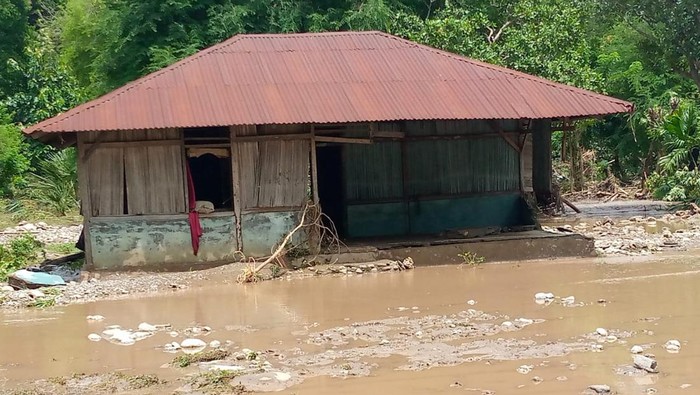 Rumah warga di Desa Naitae dan Desa Tuakau, Kecamatan Fatuleu Barat, Kabupaten Kupang, NTT terdampak banjir. (Foto: Istimewa)