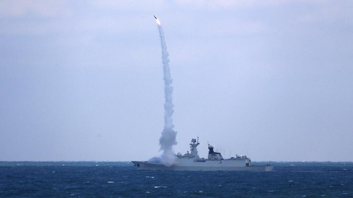 Rusia dan China Latihan Perang di Laut China Timur Rusia dan China akan menggelar latihan angkatan laut bersama di Laut China Timur pada 21-27 Desember.