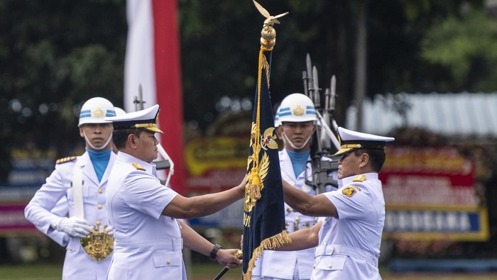 Panglima TNI Laksamana TNI Yudo Margono (kedua kiri) menginspeksi pasukan saat upacara Serah Terima Jabatan (Sertijab) Kepala Staf Angkatan Laut (KSAL) di Mabes TNI AL, Cilangkap, Jakarta Timur, Kamis (29/12/2022). Laksamana TNI Muhammad Ali resmi menjabat sebagai KSAL menggantikan Laksamana TNI YUdo Margono.