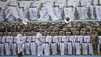 Panglima TNI Laksamana TNI Yudo Margono (kedua kiri) menginspeksi pasukan saat upacara Serah Terima Jabatan (Sertijab) Kepala Staf Angkatan Laut (KSAL) di Mabes TNI AL, Cilangkap, Jakarta Timur, Kamis (29/12/2022).