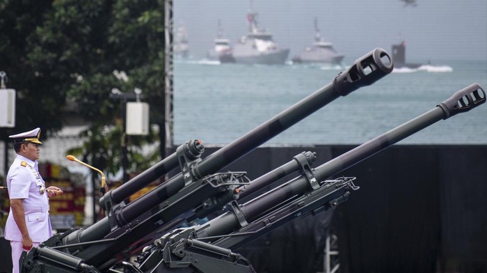 Panglima TNI Laksamana TNI Yudo Margono (kedua kiri) menginspeksi pasukan saat upacara Serah Terima Jabatan (Sertijab) Kepala Staf Angkatan Laut (KSAL) di Mabes TNI AL, Cilangkap, Jakarta Timur, Kamis (29/12/2022). Laksamana TNI Muhammad Ali resmi menjabat sebagai KSAL menggantikan Laksamana TNI YUdo Margono.