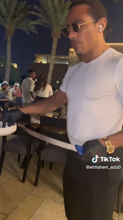 Salt Bae Dikecam Gegara Aksinya Tak Hargai Pelanggan Restoran