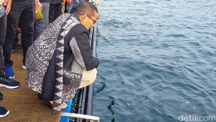 sandiaga di bangsring underwater