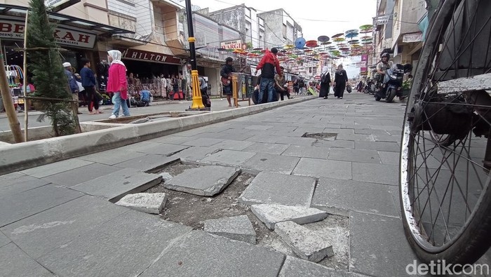 Sejumlah fasilitas di Jalan Cihideung Tasikmalaya rusak.