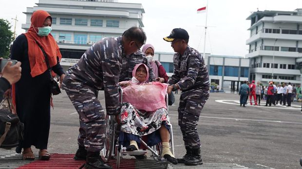Sejumlah penumpang memasuki KRI Soeharso yang hendak menuju ke Bawean dari Dermaga Ujung Koarmada II