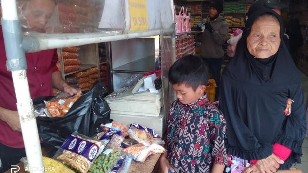 Kesehatan Mak Amih sempat menurun. Setelah dibawa ke klinik dan membeli obat dengan uang donasi dari berbuatbaik, keadaan Mak Amih sudah membaik.