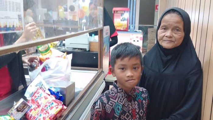 Kesehatan Mak Amih sempat menurun. Setelah dibawa ke klinik dan membeli obat dengan uang donasi dari berbuatbaik, keadaan Mak Amih sudah membaik.