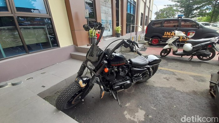 Seorang nenek penjual tisutewas tertabrak moge Harley-Davidson di Menteng, Jakpus. Moge tersebut disita di Polres Metro Jakarta Pusat sebagai barang bukti. (Ilham Oktafian/detikcom)