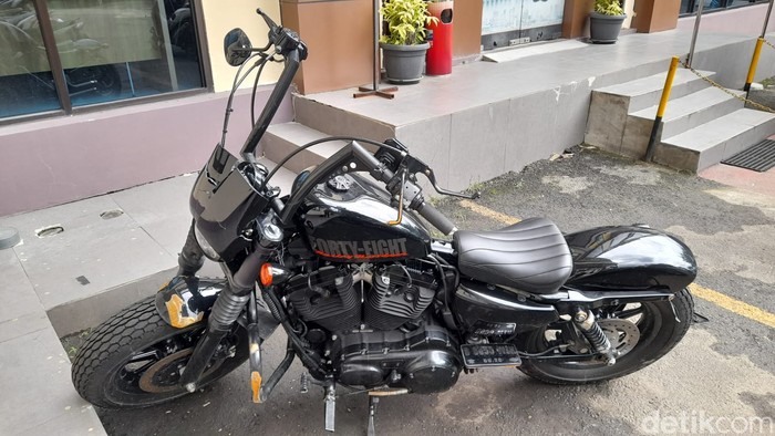 Seorang nenek penjual tisutewas tertabrak moge Harley-Davidson di Menteng, Jakpus. Moge tersebut disita di Polres Metro Jakarta Pusat sebagai barang bukti. (Ilham Oktafian/detikcom)