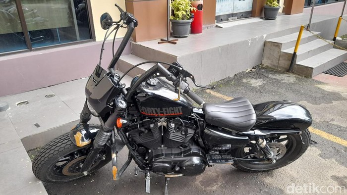 Seorang nenek penjual tisutewas tertabrak moge Harley-Davidson di Menteng, Jakpus. Moge tersebut disita di Polres Metro Jakarta Pusat sebagai barang bukti. (Ilham Oktafian/detikcom) Seorang nenek penjual tisutewas tertabrak moge Harley-Davidson di Menteng, Jakpus. Moge tersebut disita di Polres Metro Jakarta Pusat sebagai barang bukti. (Ilham Oktafian/detikcom)