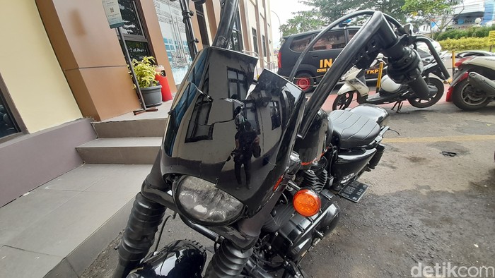 Seorang nenek penjual tisutewas tertabrak moge Harley-Davidson di Menteng, Jakpus. Moge tersebut disita di Polres Metro Jakarta Pusat sebagai barang bukti. (Ilham Oktafian/detikcom)