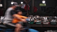 Hal itu juga berkaitan dengan cuaca yang buruk selama beberapa hari hingga membuat pasokan bahan baku laut menjadi sulit.