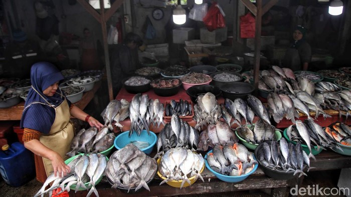 Serbu Ikan dan Aneka Seafood Sebelum Harga Naik Jelang Tahun Baru Buat warga yang ada rencana bakar-bakar ikan dan seafood saat malam tahun baru, yuk belanja dari sekarang. Karena harga ikan bakal naik jelang tahun baru.